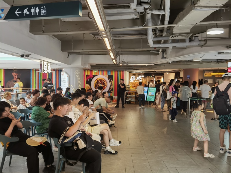 被部分自媒体称“没人”的商场，实际却有不少经常排队的“网红店”