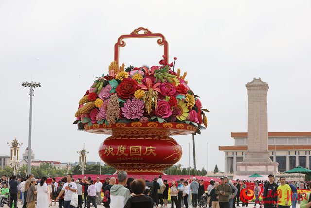 祝福祖国”巨型花篮亮相天安门广场
