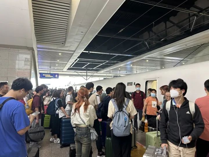 站台上的人群
