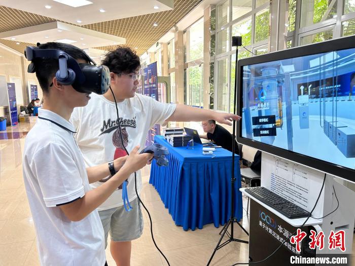 山西太原一楼盘开盘，销售人员为客户推荐户型