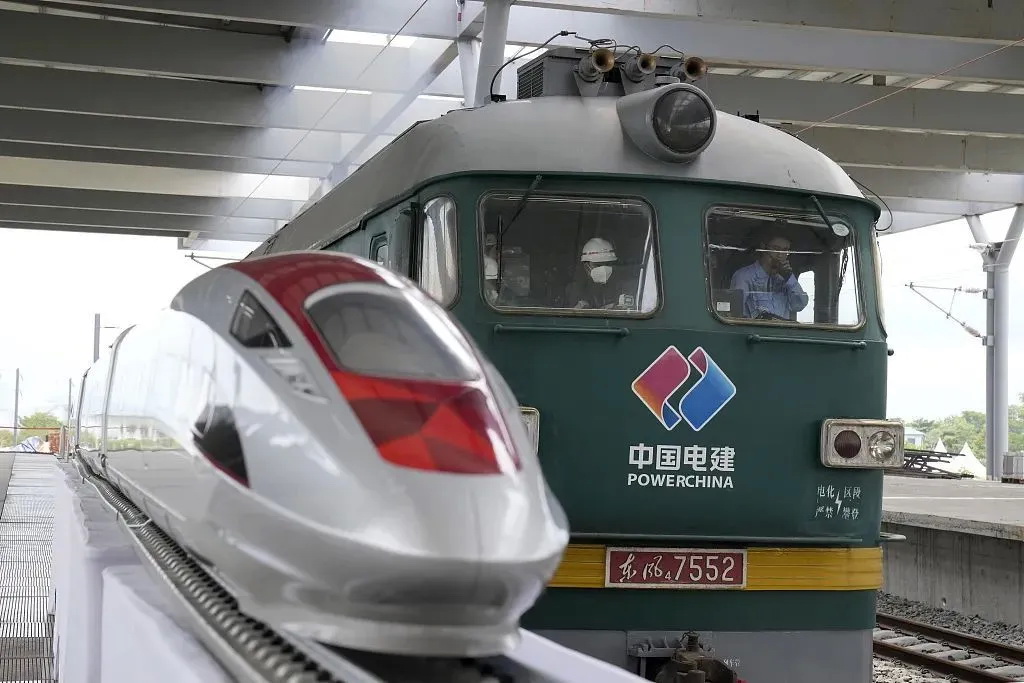 雅万高速铁路是东南亚首条高速铁路，是“一带一路”倡议和中印尼两国务实合作的标志性项目 ...