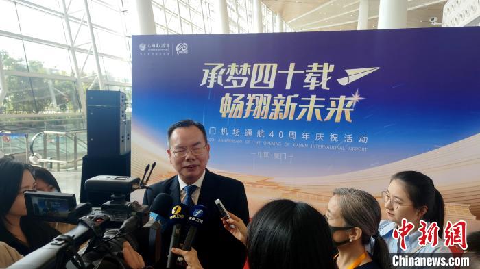 全国台湾同胞投资企业联谊会常务副会长、厦门市台商投资企业协会荣誉会长吴家莹在厦门机场接受记者采访 ...