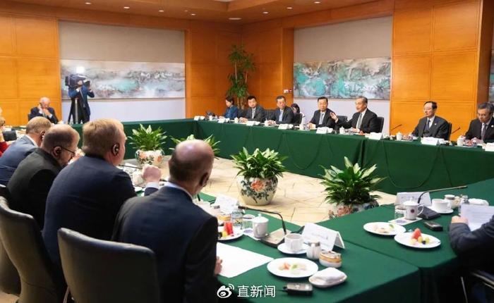 王毅在华盛顿同美国战略界人士举行座谈