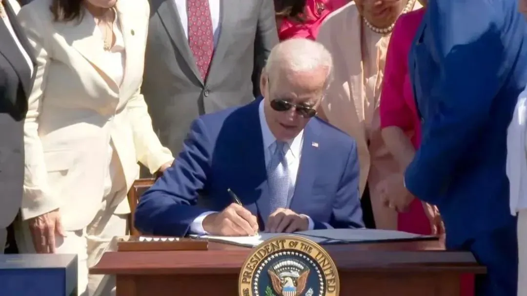 拜登政府在芯片法案上继续升级，宣布限制向中国出售半导体技术的新措施