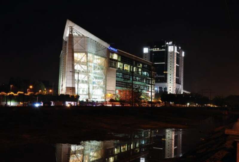 印度德里附近的古尔冈，一座灯火通明的呼叫中心