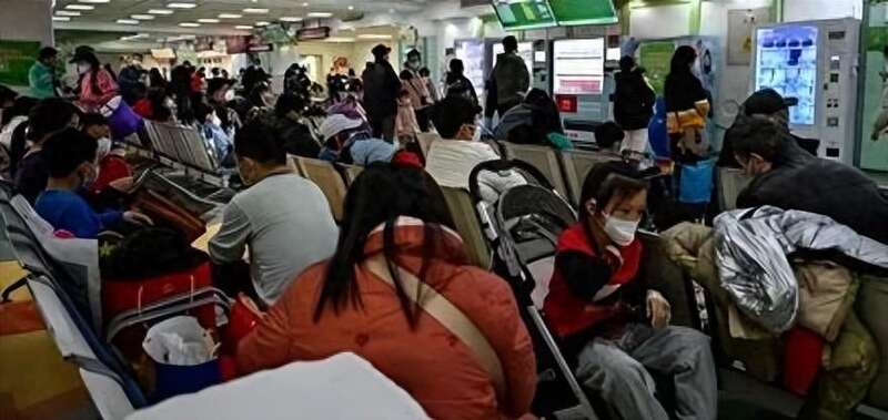大晚上的医院还全是人