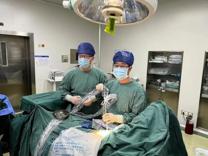 尽快为小陈实行胸腔镜下右肺上叶切除手术