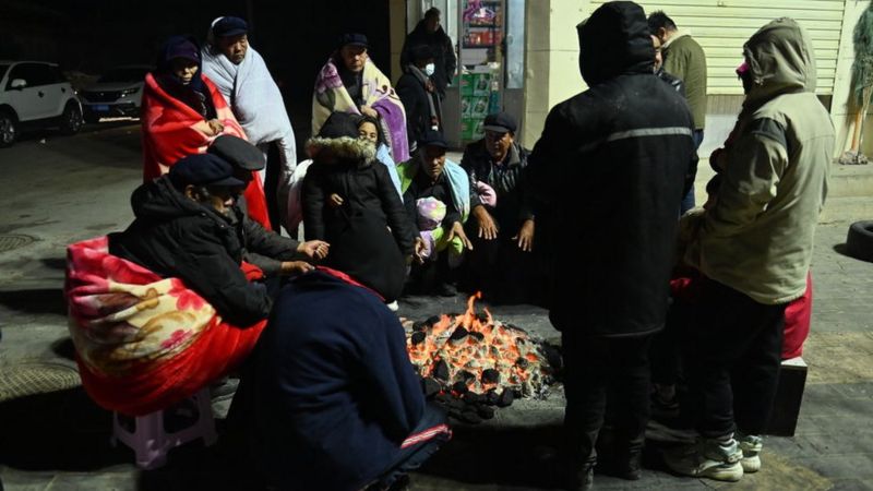 积石山县夜晚最低温度在零下10摄氏度以下，可能会给搜救和灾民的生活带来困难 ...