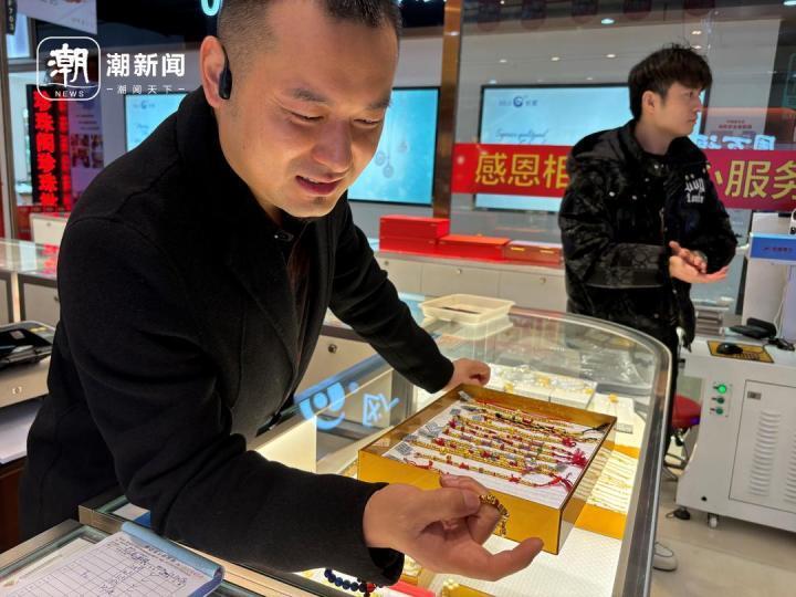 天气很冷，黄金柜台前很热