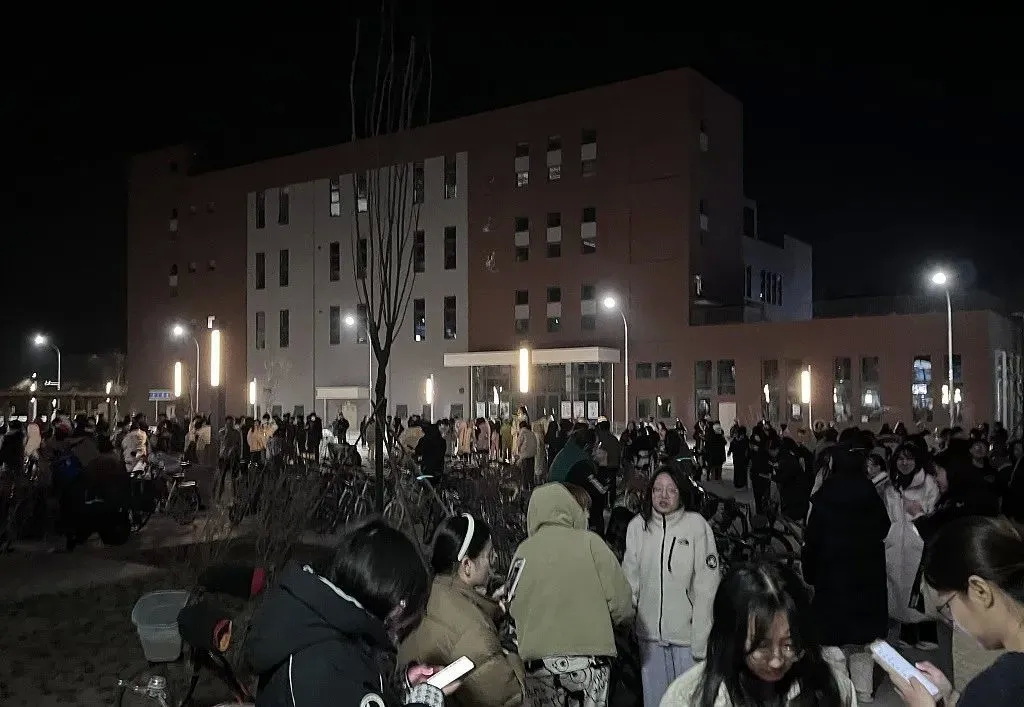 兰州、西安多所高校学生在地震后下楼躲避