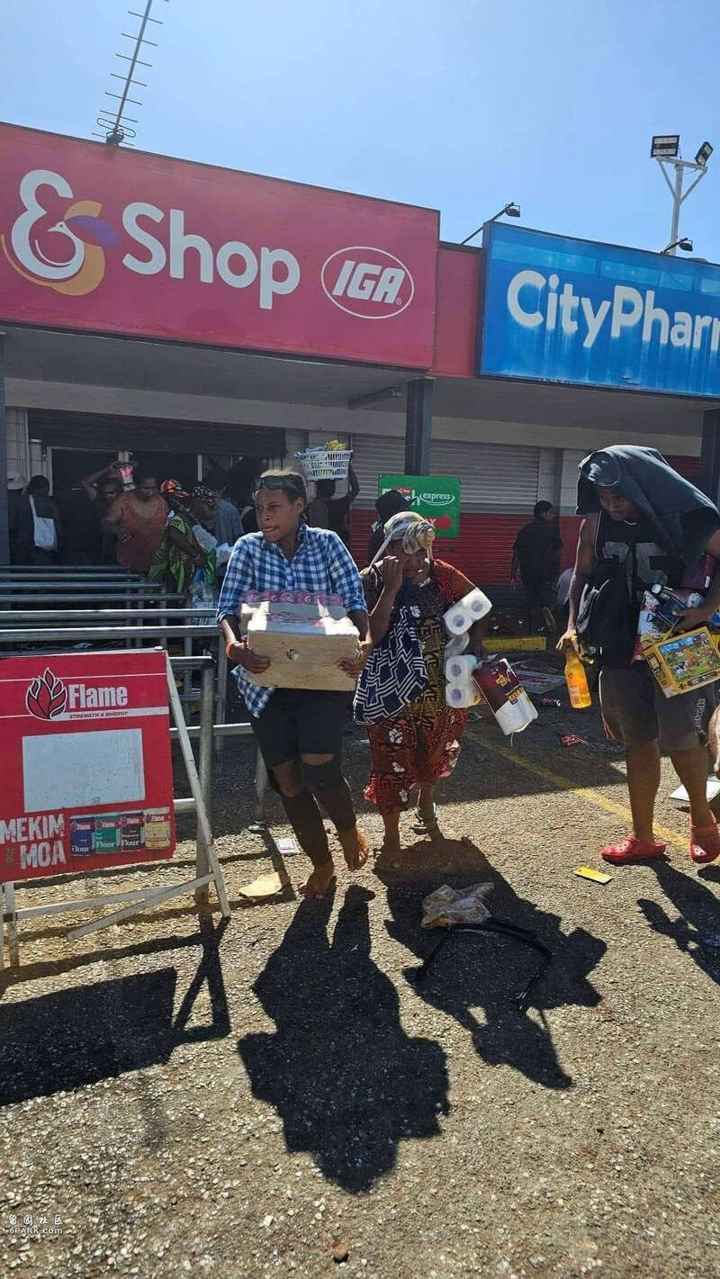 包括多家华商店铺在内的商业设施遭抢