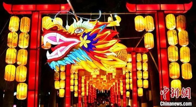 流光溢彩的龙灯长廊