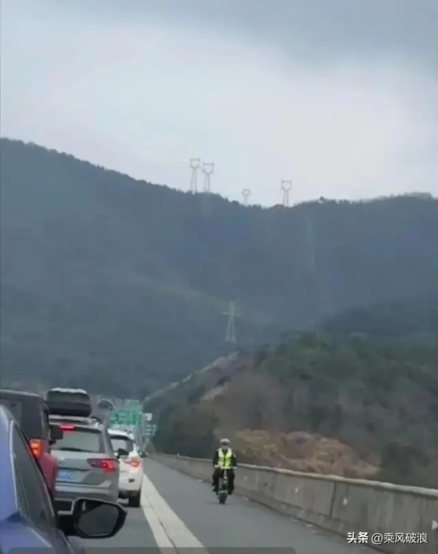 交警叔叔也忙疯了