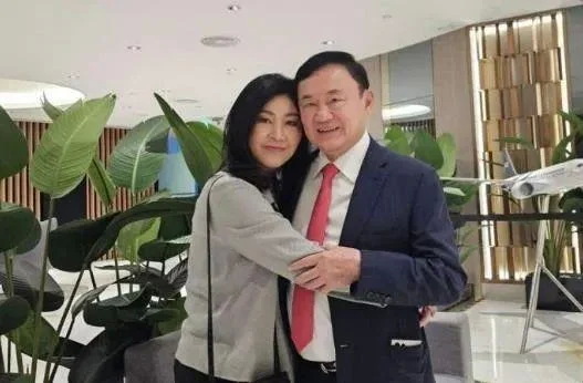 妹妹英拉为他信送行