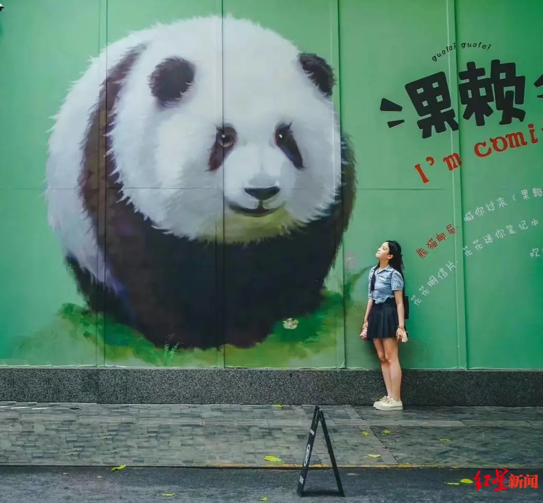 东南亚游客在成都旅游拍照留念