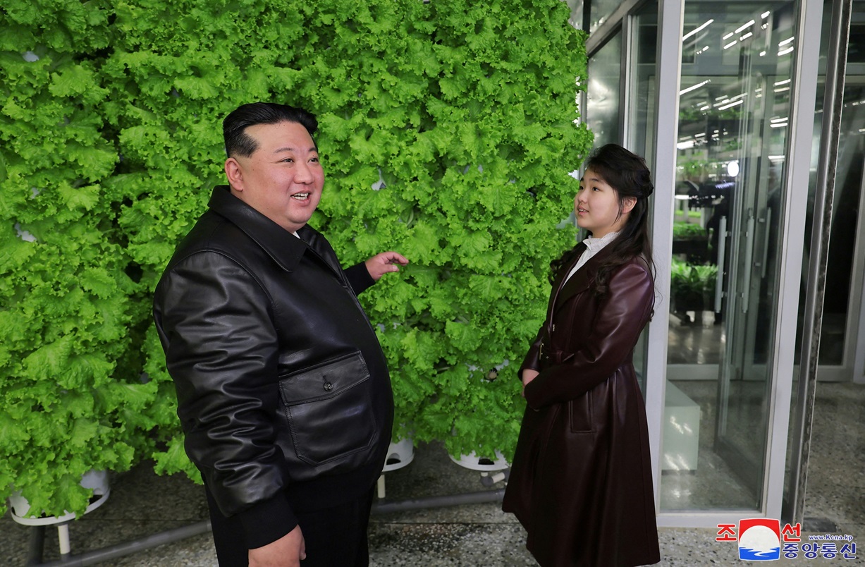 金正恩和金朱爱一同视察一间温室农场