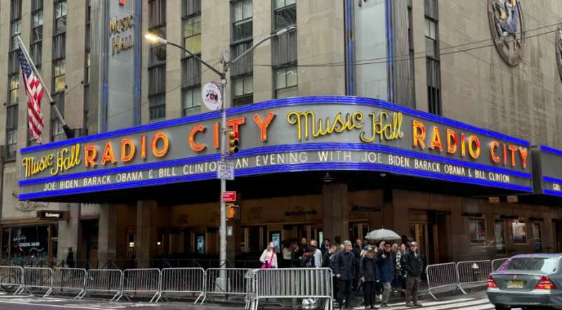 为拜登筹款美国三大总统齐聚合影一张10万刀