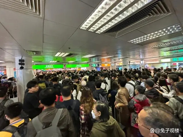 香港人挤爆各大口岸 扎堆北上