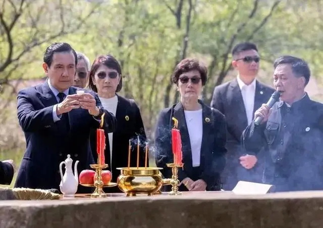 马英九携家人到湖南省湘潭县祭祖