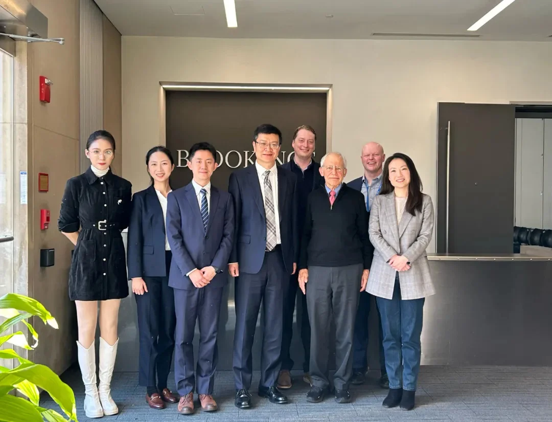 清华大学战略与安全研究中心主任达巍（左四）、助理研究员孙成昊（左三）访问布鲁金斯学会 ...