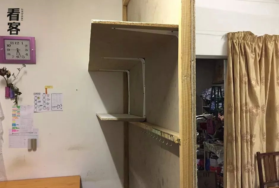 一位店主，用木板在店里隔出了房间