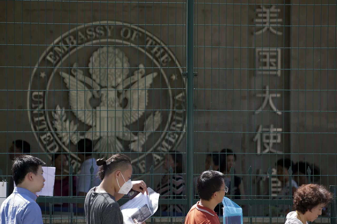 中国民众在北京的美国大使馆前排队等候申请签证