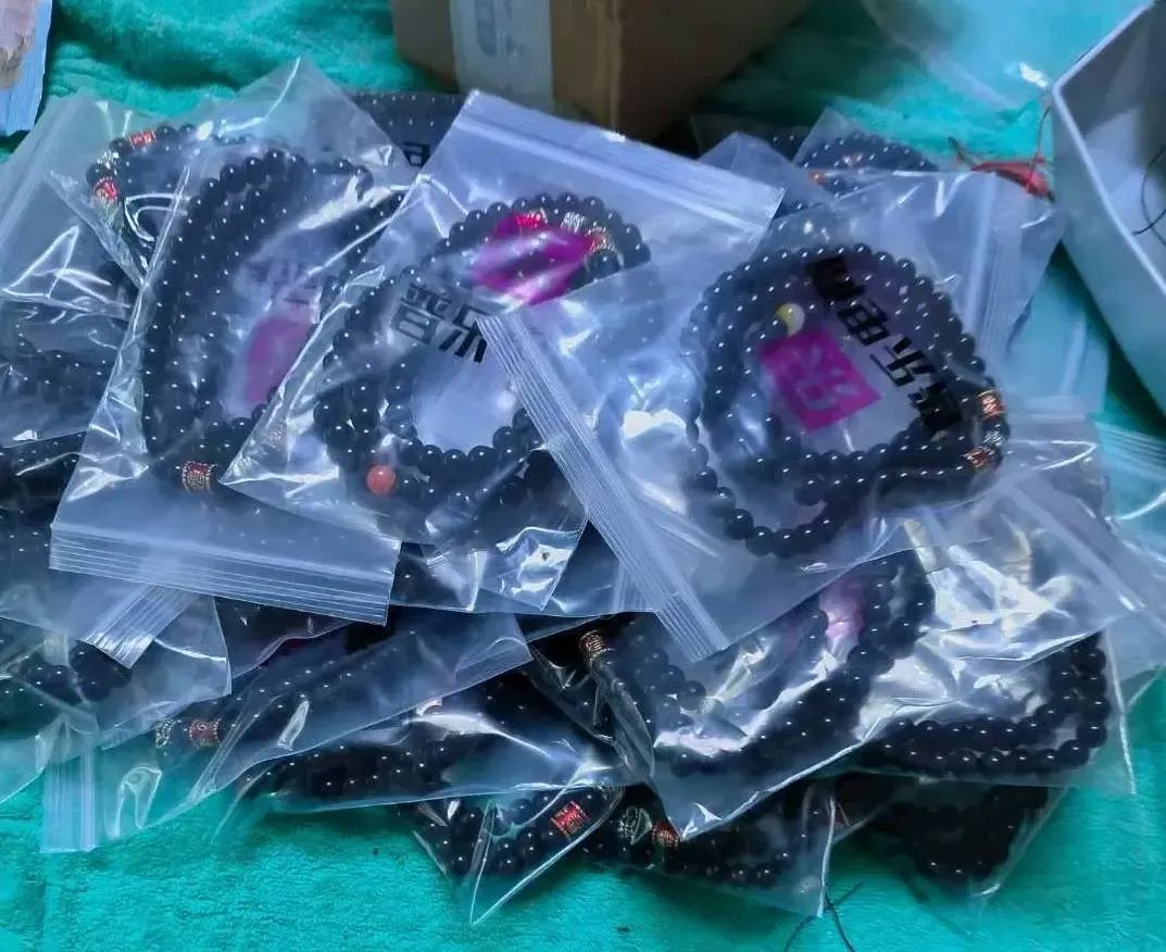 串珠骗局中，受骗者串好的成品