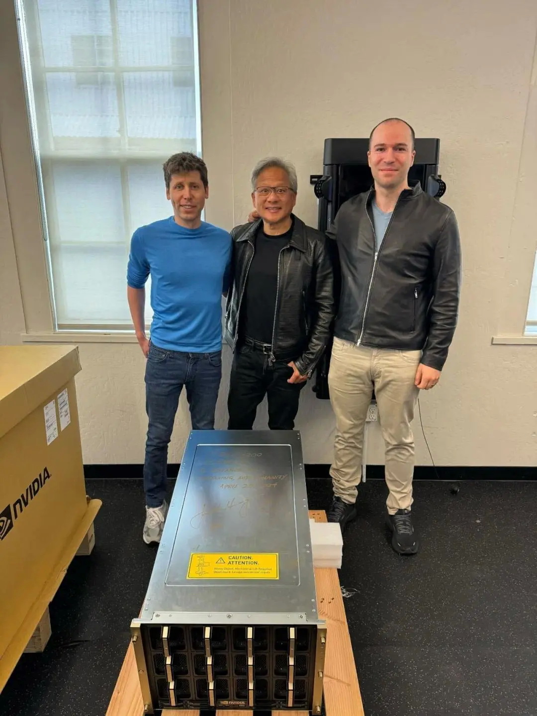 英伟达 CEO 黄仁勋将世界上第一台 DGX H200 超级计算机交给了 OpenAI