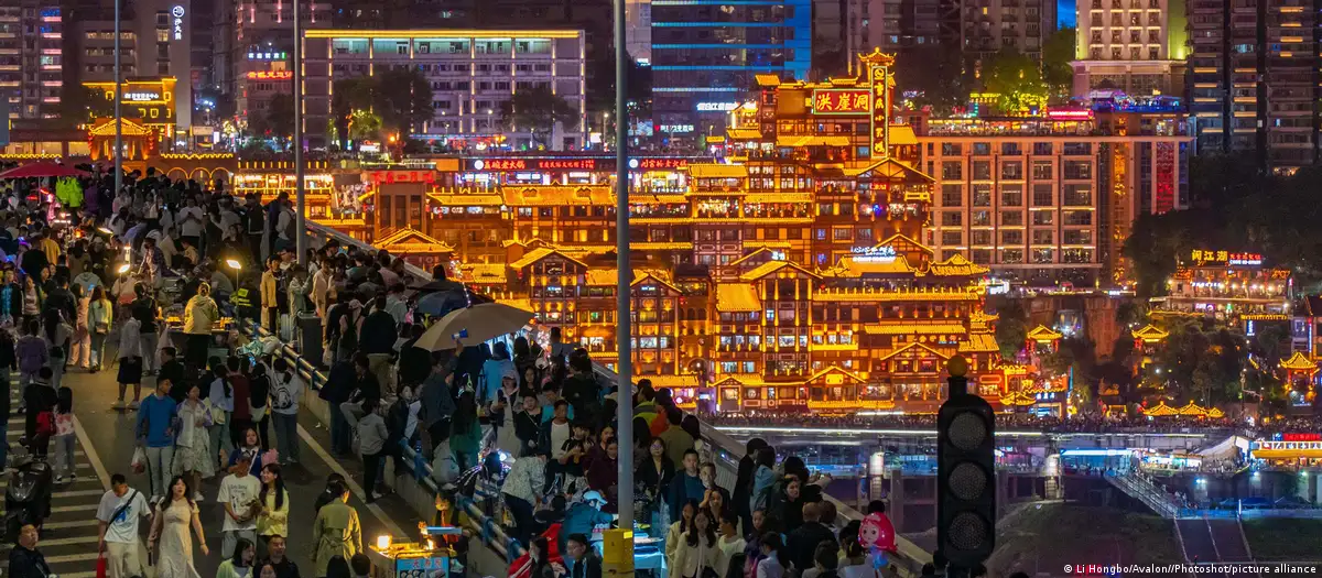 今年“五一”假期期间的重庆洪崖洞景区图像