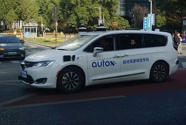 杭州，无人驾驶出租车RoboTaxi在道路上行驶