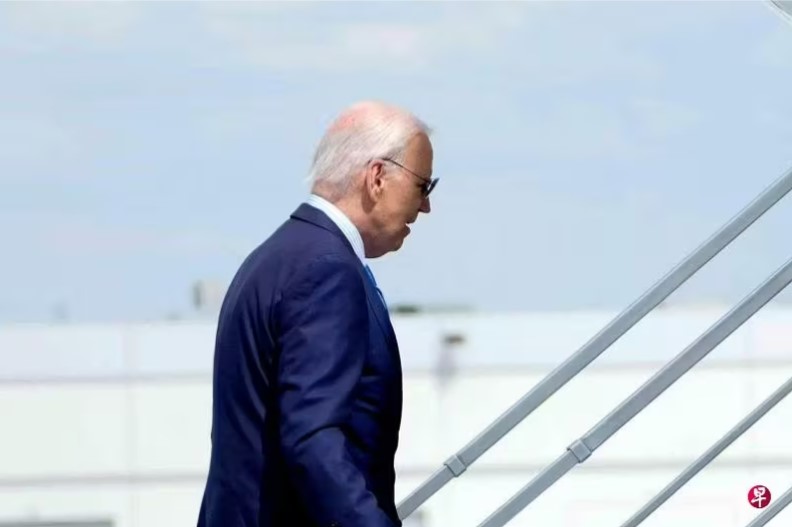 美国总统拜登7月17日在拉斯维加斯的哈里·里德国际机场登上空军一号，前往特拉华州隔离养病 ...