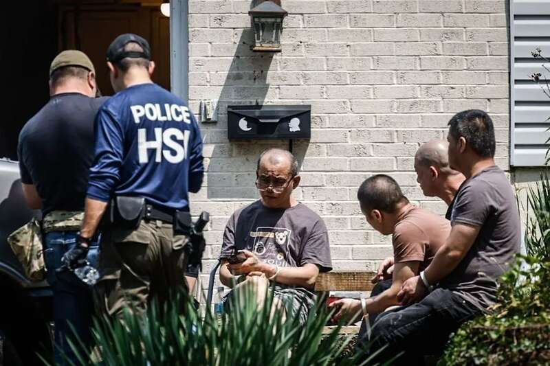 联邦执法人员搜查
