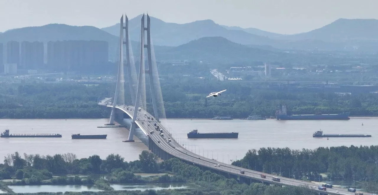 盛世龙eVTOL电动垂直起降航空器完成跨长江首飞​