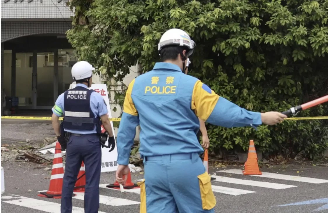地震发生后，警察在一栋危房前指挥