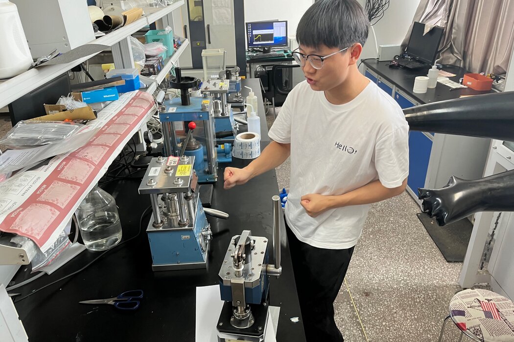 在长沙中南大学的化学实验室里，博士生朱方军展示设备