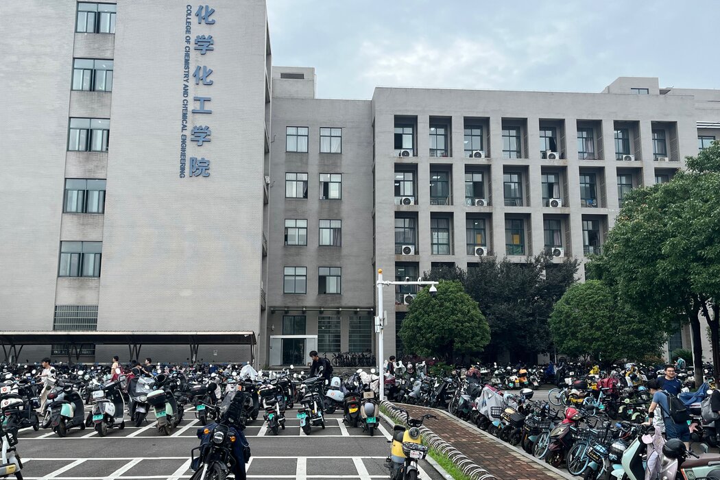 位于中国长沙的中南大学化学化工学院拥有大量的电池研究实验室
