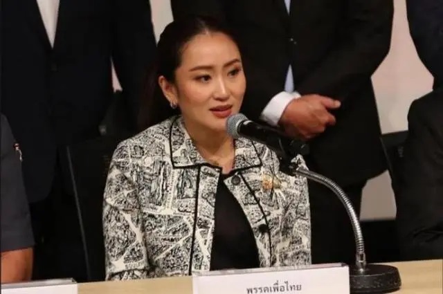 泰国曼谷，贝东丹·西那瓦出席新闻发布会