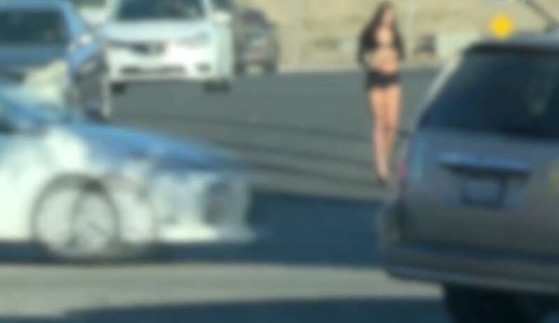 看到年轻女孩处于不同程度的脱光状态