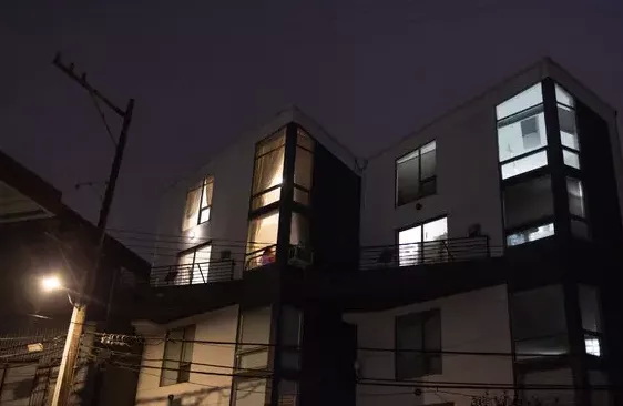 华男买房买到了贺锦丽旧宅 现做Airbnb短租