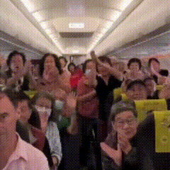 飞机上的民众热情的与他打招呼