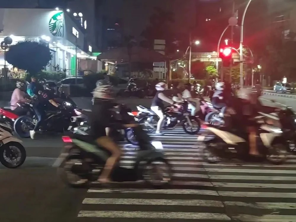 在印尼，摩托车是最重要的出行工具