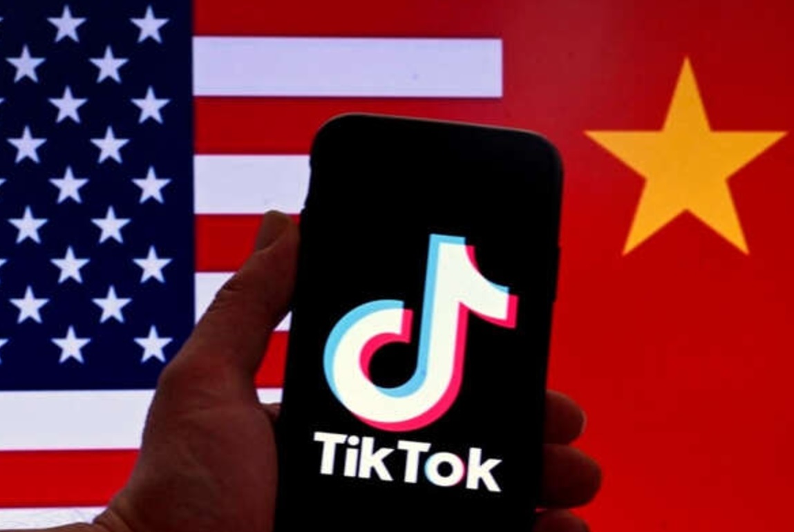 美中国旗与有着TikTok标识手机的图示