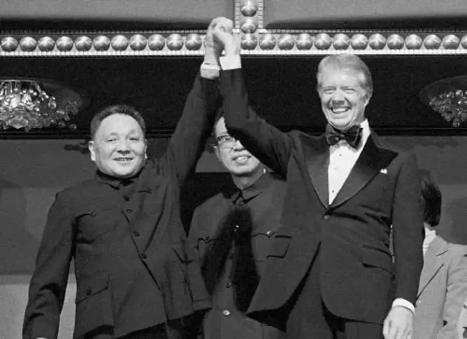 ▎1979年1月29日，邓小平在美国华盛顿肯尼迪中心观看表演时与美国总统卡特一起向观众致意 ... ...