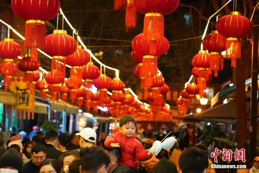 过年挂灯笼是中国的传统习俗，红灯笼寓意红红火火、团圆美满