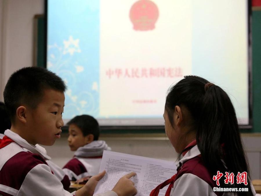 学生们在学习《中华人民共和国宪法》读本