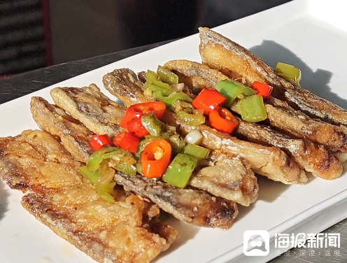 佟洁琼现场煎鱼摆盘