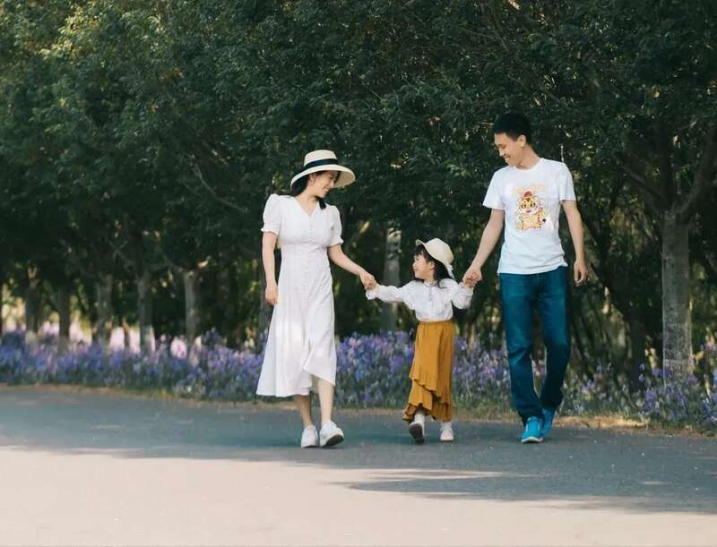 考公上岸的公子京（右）和家人