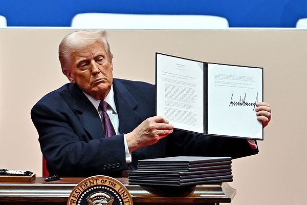 美国华盛顿特区，美国总统特朗普签署行政令
