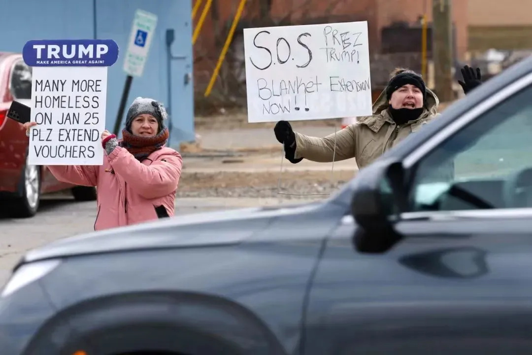 北卡罗来纳州的居民在特朗普的车队经过时，请求延长政府援助