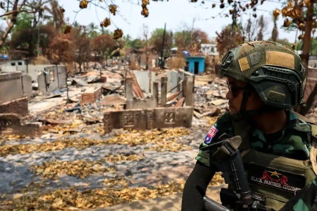 缅甸妙瓦底，克伦民族联盟的士兵在街道上巡逻